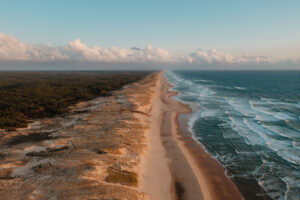 Plage avec vagues